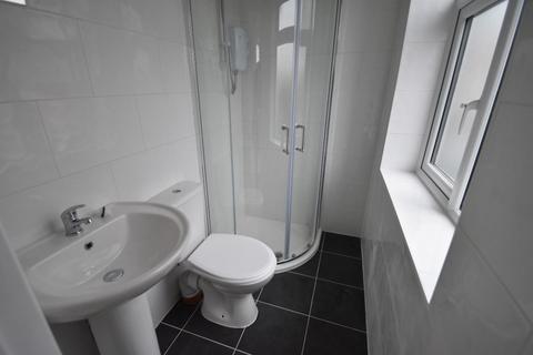 1 bedroom in a house share to rent, Northumberland Avenue - TW7
