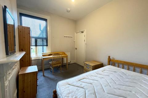5 bedroom house share to rent, Falkland Road, Finsbury Park