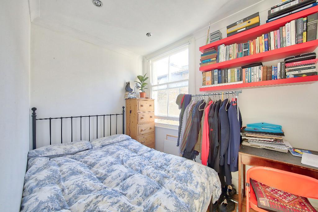 Fortescue Road, Colliers Wood, SW19 2EB 3 bed flat for 