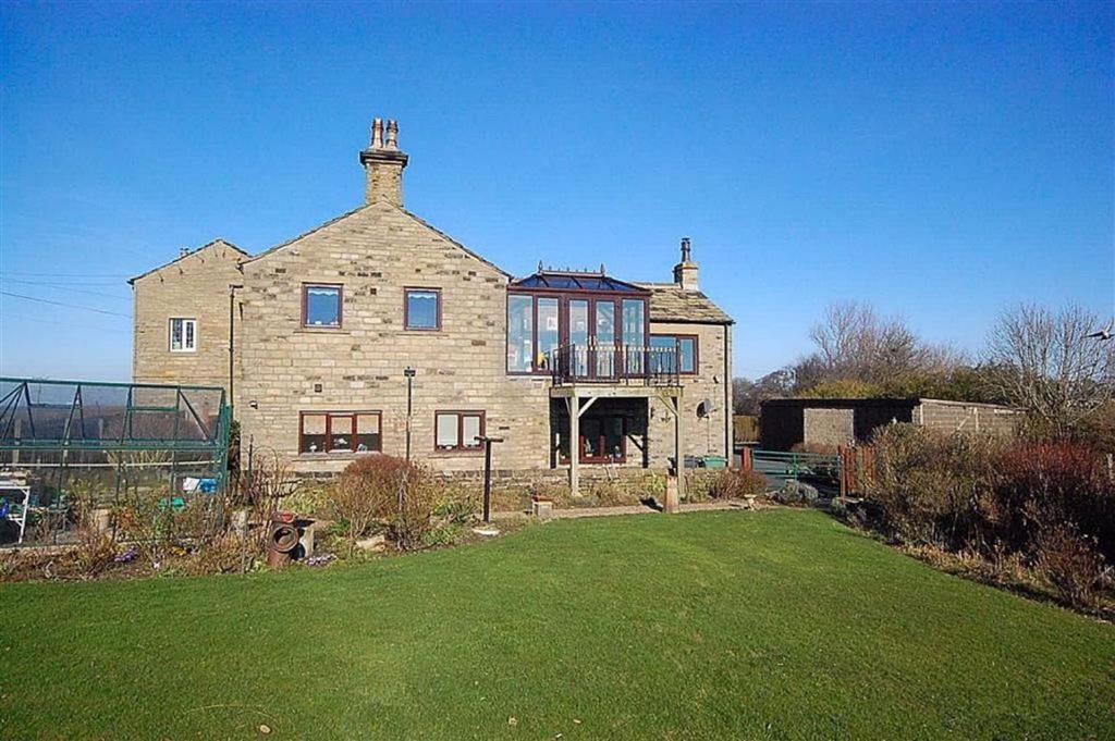 Jagger Lane, Emley Moor, Huddersfield, HD8 4 bed cottage £350,000