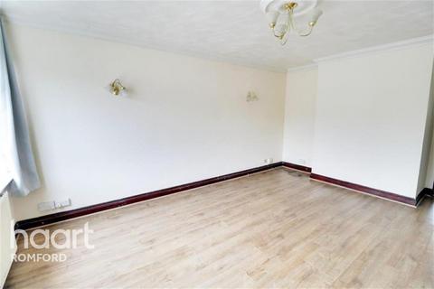 3 bedroom semi-detached house to rent, Highfield Road - Collier Row - RM5