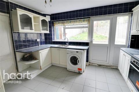 3 bedroom semi-detached house to rent, Highfield Road - Collier Row - RM5