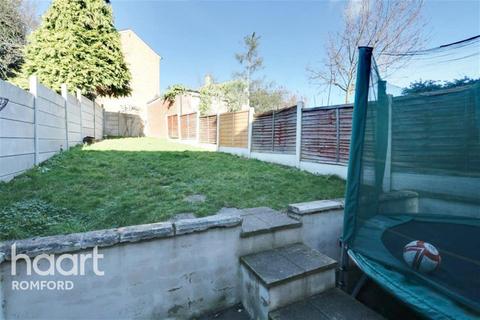 3 bedroom semi-detached house to rent, Highfield Road - Collier Row - RM5