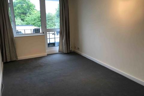 Studio to rent, Worsted Green, Redhill