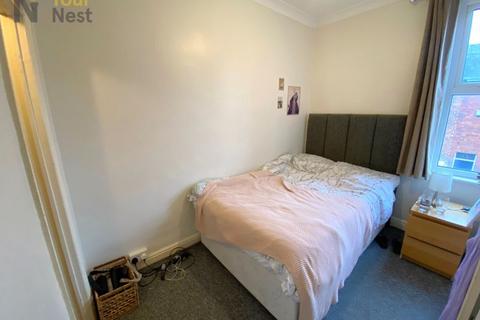 4 bedroom terraced house to rent, Ashville Grove, Hyde Park, Leeds, LS6 1LY