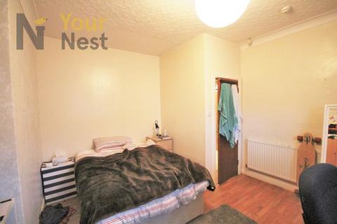 6 bedroom semi-detached house to rent, Moor Park Drive, Headingley, Leeds, LS6 4BX