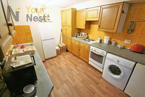 6 bedroom terraced house to rent, Thornville Avenue, Hyde Park, LS6 1JS