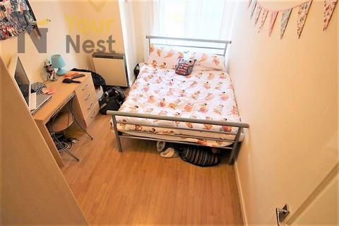6 bedroom apartment to rent, Flat 5, Cardigan road, Hyde Park