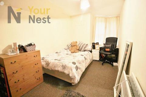 3 bedroom flat to rent, Kensington Terrace, Hyde Park, Leeds, LS6 1BE