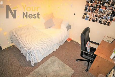 3 bedroom flat to rent, Kensington Terrace, Hyde Park, Leeds, LS6 1BE