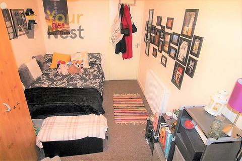 3 bedroom flat to rent, Kensington Terrace, Hyde Park, Leeds, LS6 1BE
