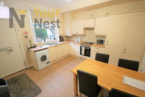 4 bedroom terraced house to rent, Village Avenue, Leeds