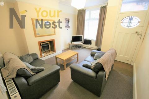 4 bedroom terraced house to rent, Village Avenue, Leeds