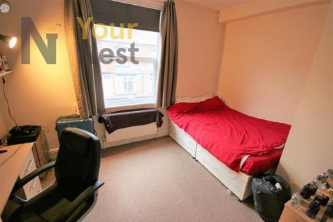 4 bedroom terraced house to rent, Village Avenue, Leeds