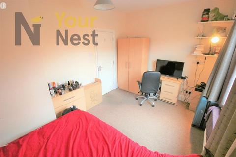 4 bedroom terraced house to rent, Village Avenue, Leeds