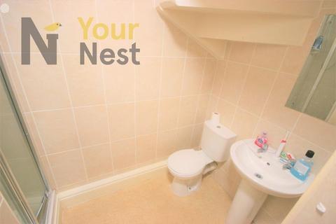 4 bedroom terraced house to rent, Village Avenue, Leeds
