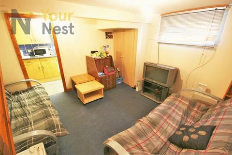 4 bedroom terraced house to rent, Harold Mount, Hyde Park, LS6 1PW