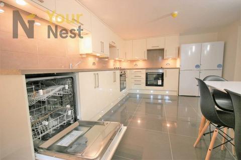 6 bedroom terraced house to rent, Cardigan road, Hyde Park, Leeds, LS6 1LU