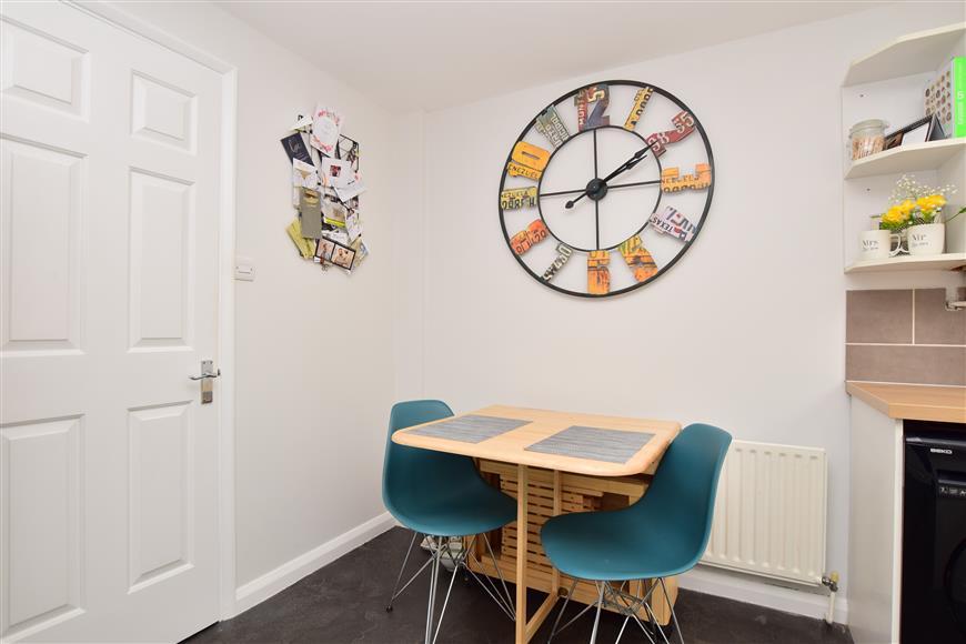 Woodbury Avenue, East Grinstead, West Sussex 2 bed end of terrace house