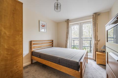 2 bedroom apartment to rent, Aveley House, Iliffe Close, Reading, RG1
