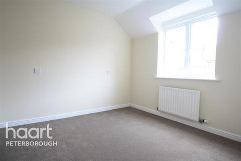 3 bedroom terraced house to rent, Vale Drive