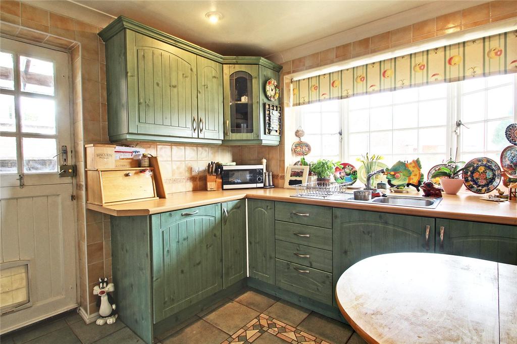 South Grove, Chertsey, Surrey, KT16 2 bed semidetached house £379,950