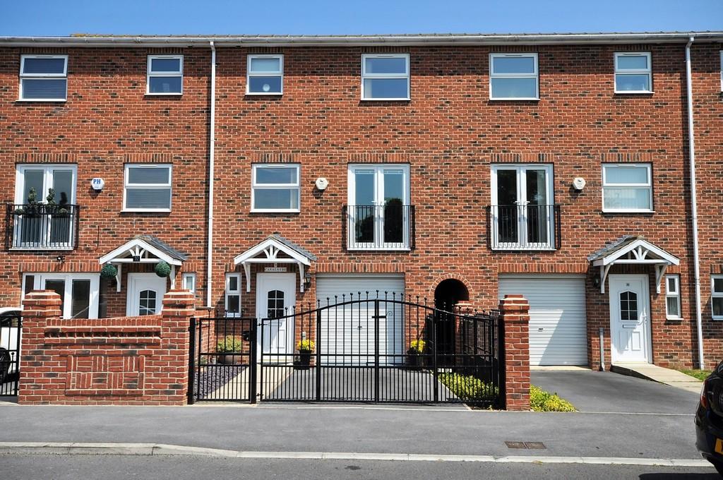 Canal Side, West Street, Thorne 4 bed townhouse £165,000