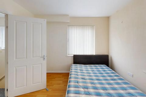 14 Aspull Walk, Manchester, M13 9ER