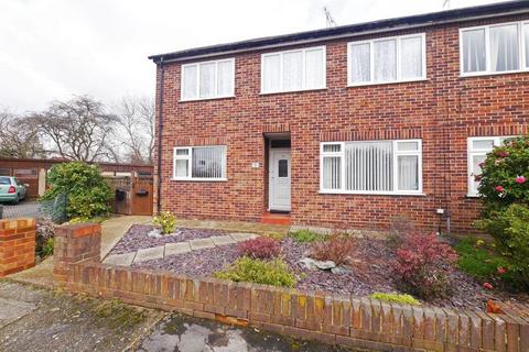 2 bedroom maisonette to rent, Stanley Close, Uxbridge, UB8