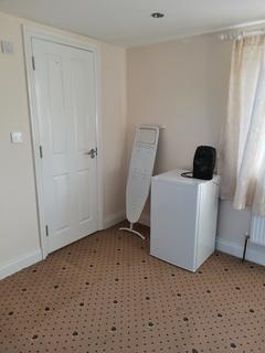 Studio to rent, Hounslow Road, FELTHAM, Middlesex, TW14