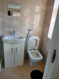 Studio to rent, Hounslow Road, FELTHAM, Middlesex, TW14