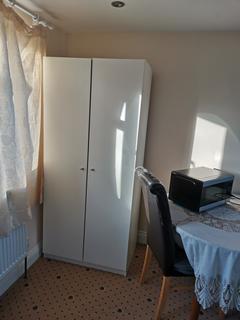 Studio to rent, Hounslow Road, FELTHAM, Middlesex, TW14