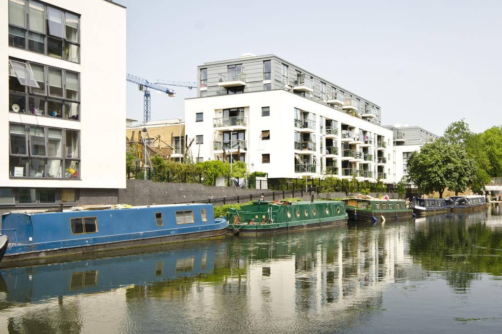Exterior/Canal