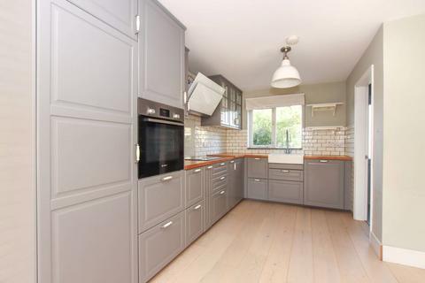18 Bishops Field, Aston Clinton, Aylesbury, HP22 5BB