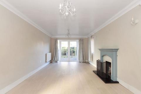18 Bishops Field, Aston Clinton, Aylesbury, HP22 5BB