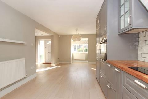 18 Bishops Field, Aston Clinton, Aylesbury, HP22 5BB