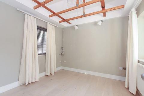 18 Bishops Field, Aston Clinton, Aylesbury, HP22 5BB
