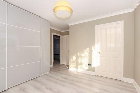 18 Bishops Field, Aston Clinton, Aylesbury, HP22 5BB