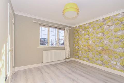 18 Bishops Field, Aston Clinton, Aylesbury, HP22 5BB