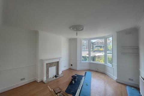 2 bedroom apartment to rent, Courthill Road