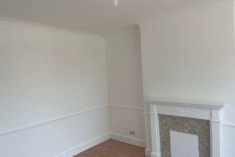 2 bedroom apartment to rent, Courthill Road