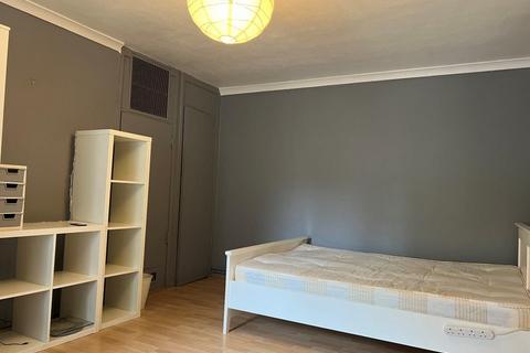 1 bedroom in a flat share to rent - Mullet Gardens,  Bethnal Green, E2