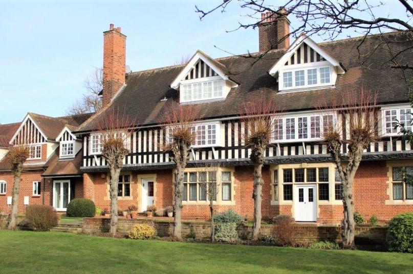 The Gate House, Station Lane, Ingatestone, Essex, CM4 2 bed duplex to