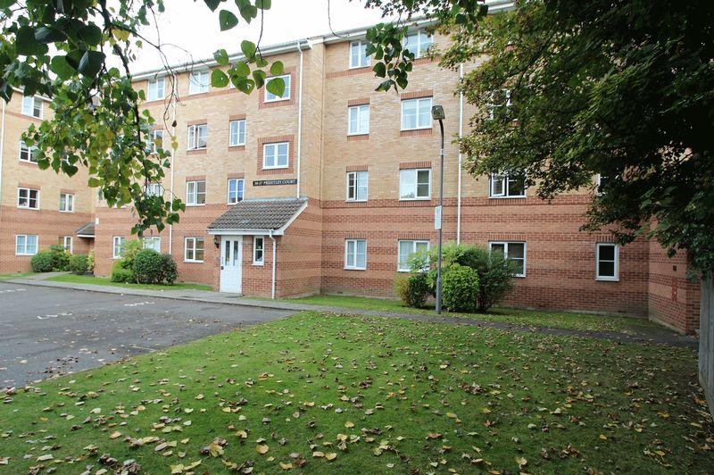 Princes Gate, High Wycombe HP13 2 bed flat to rent - £1,250 pcm (£288 pw)