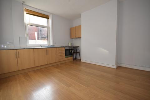 3 bedroom end of terrace house to rent, Malvern Street West, Oakenrod OL11