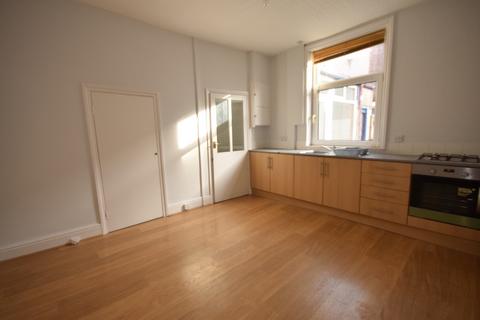 3 bedroom end of terrace house to rent, Malvern Street West, Oakenrod OL11