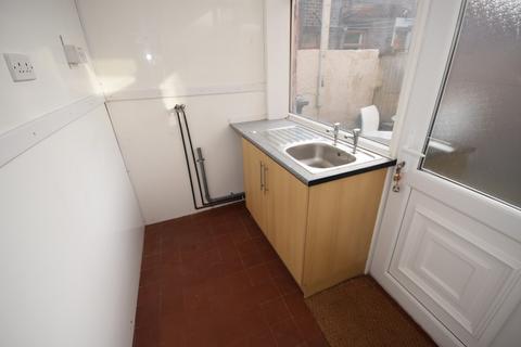 3 bedroom end of terrace house to rent, Malvern Street West, Oakenrod OL11