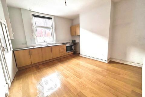 3 bedroom end of terrace house to rent, Malvern Street West, Oakenrod OL11
