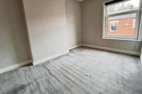 3 bedroom end of terrace house to rent, Malvern Street West, Oakenrod OL11