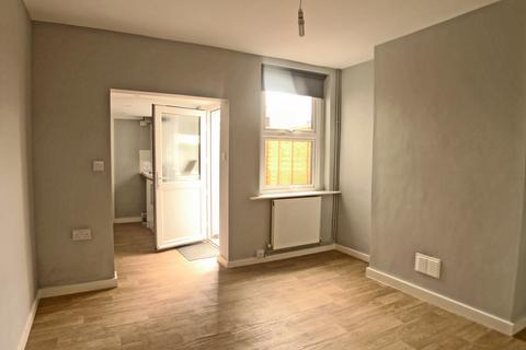 3 bedroom terraced house to rent, Percival Street, Peterborough, Cambridgeshire. PE3 6AT